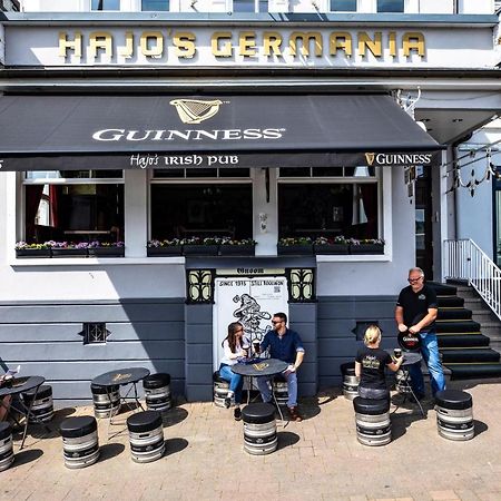 Hajo'S Germania Lodge & Irish Pub ฮูเดสไฮม์ แอม ไฮน์ ภายนอก รูปภาพ