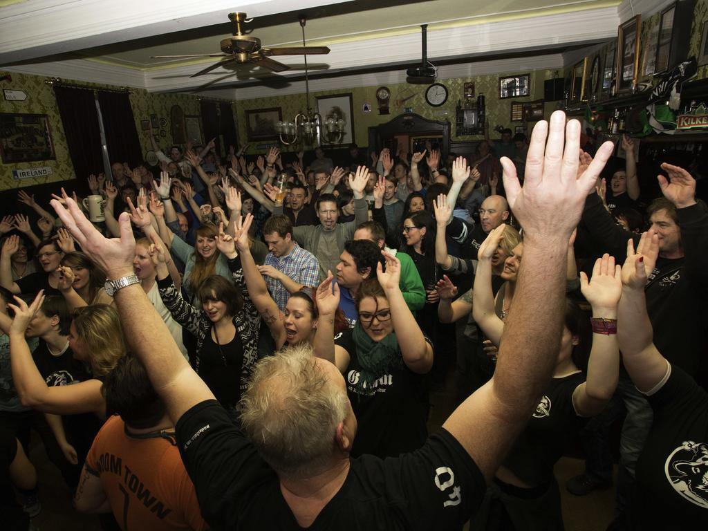 Hajo'S Germania Lodge & Irish Pub ฮูเดสไฮม์ แอม ไฮน์ ภายนอก รูปภาพ
