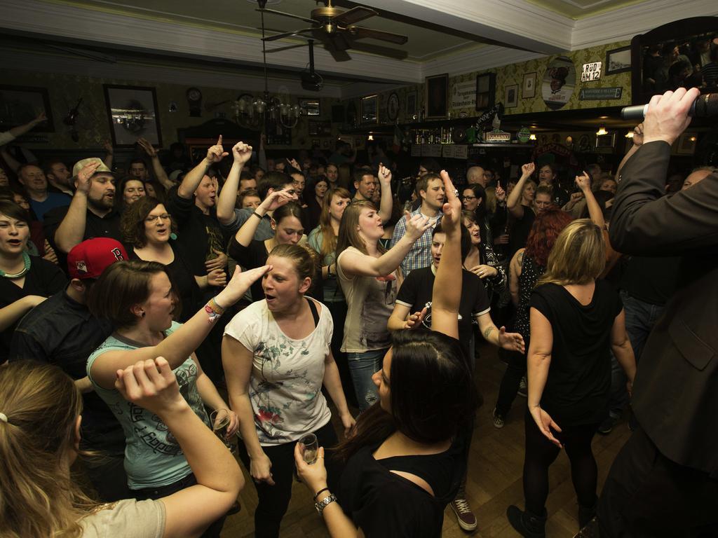 Hajo'S Germania Lodge & Irish Pub ฮูเดสไฮม์ แอม ไฮน์ ภายนอก รูปภาพ