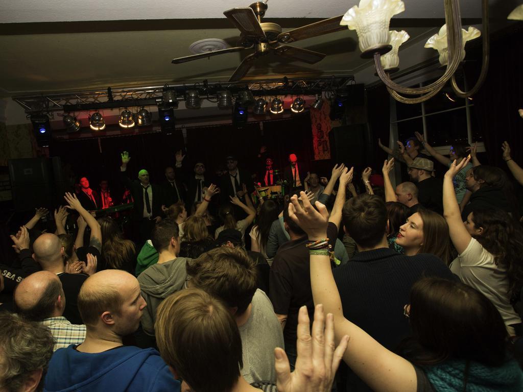 Hajo'S Germania Lodge & Irish Pub ฮูเดสไฮม์ แอม ไฮน์ ภายนอก รูปภาพ