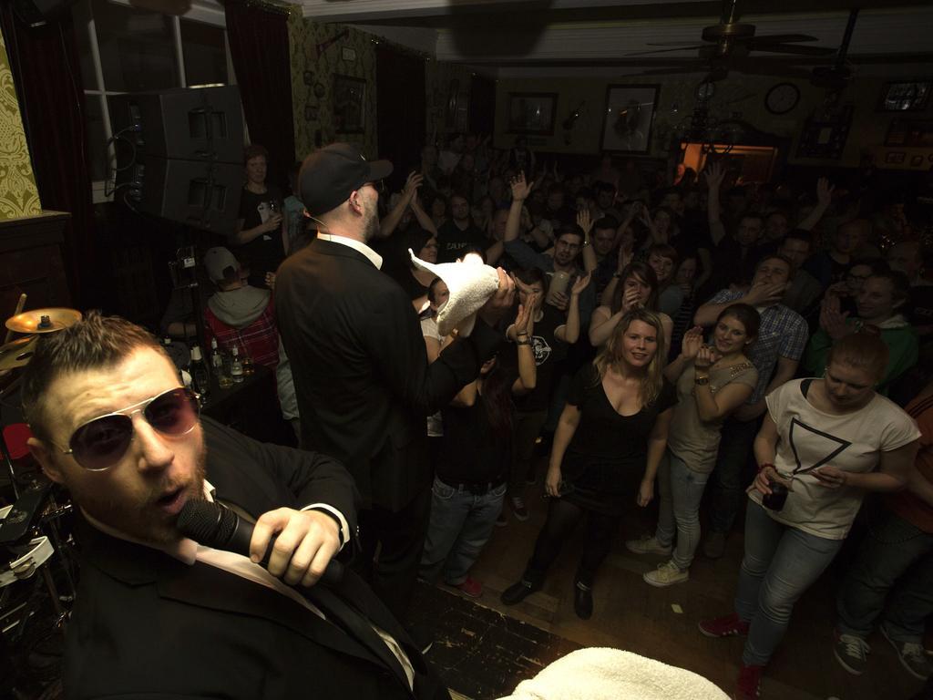 Hajo'S Germania Lodge & Irish Pub ฮูเดสไฮม์ แอม ไฮน์ ภายนอก รูปภาพ