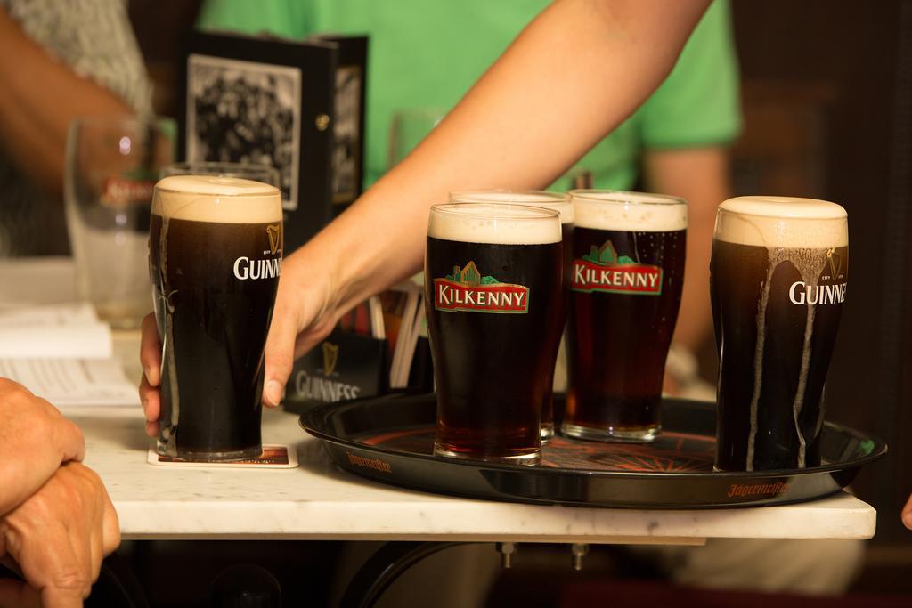 Hajo'S Germania Lodge & Irish Pub ฮูเดสไฮม์ แอม ไฮน์ ภายนอก รูปภาพ