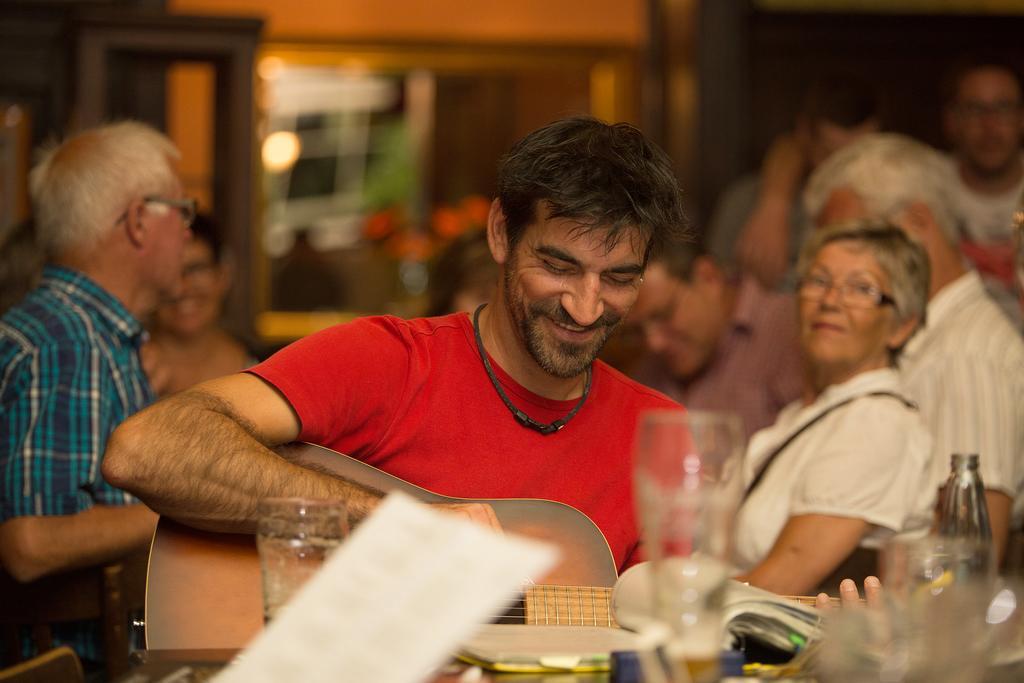 Hajo'S Germania Lodge & Irish Pub ฮูเดสไฮม์ แอม ไฮน์ ภายนอก รูปภาพ