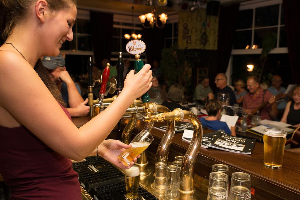 Hajo'S Germania Lodge & Irish Pub ฮูเดสไฮม์ แอม ไฮน์ ภายนอก รูปภาพ
