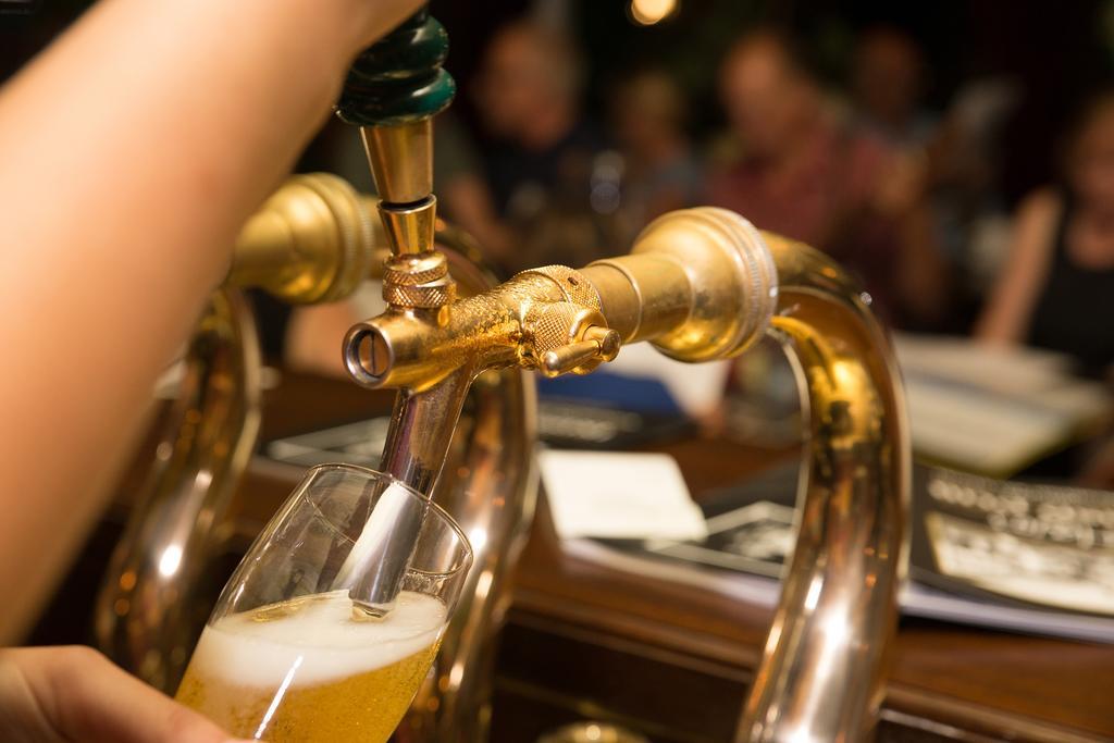 Hajo'S Germania Lodge & Irish Pub ฮูเดสไฮม์ แอม ไฮน์ ภายนอก รูปภาพ