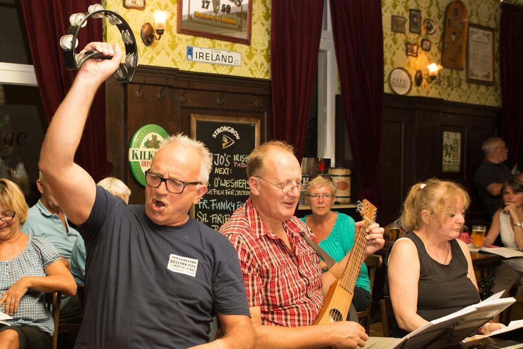 Hajo'S Germania Lodge & Irish Pub ฮูเดสไฮม์ แอม ไฮน์ ภายนอก รูปภาพ