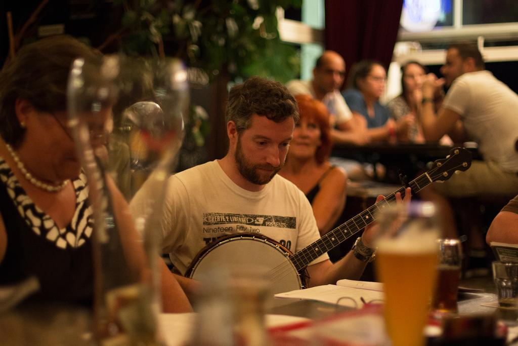 Hajo'S Germania Lodge & Irish Pub ฮูเดสไฮม์ แอม ไฮน์ ภายนอก รูปภาพ