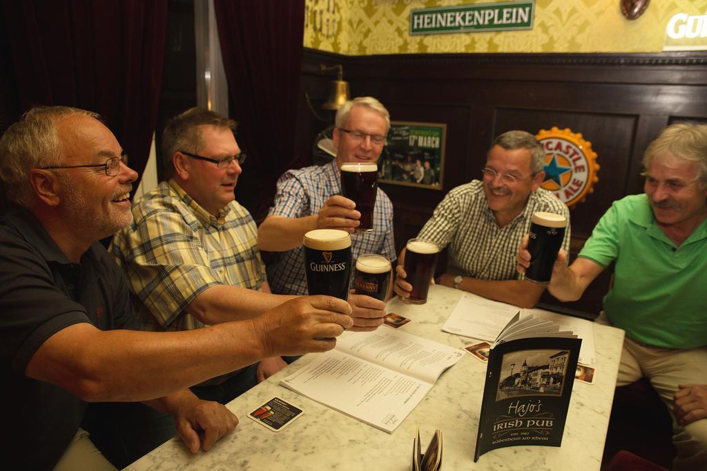 Hajo'S Germania Lodge & Irish Pub ฮูเดสไฮม์ แอม ไฮน์ ภายนอก รูปภาพ
