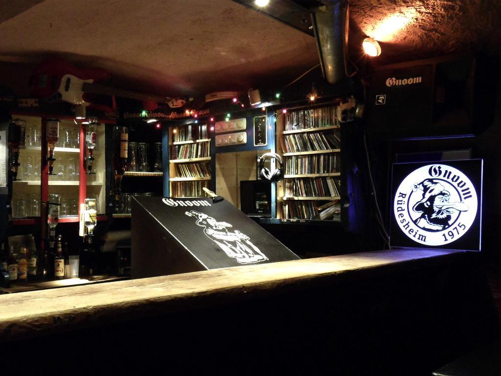 Hajo'S Germania Lodge & Irish Pub ฮูเดสไฮม์ แอม ไฮน์ ภายนอก รูปภาพ