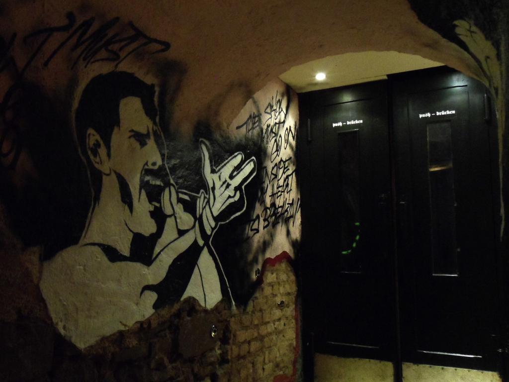 Hajo'S Germania Lodge & Irish Pub ฮูเดสไฮม์ แอม ไฮน์ ภายนอก รูปภาพ