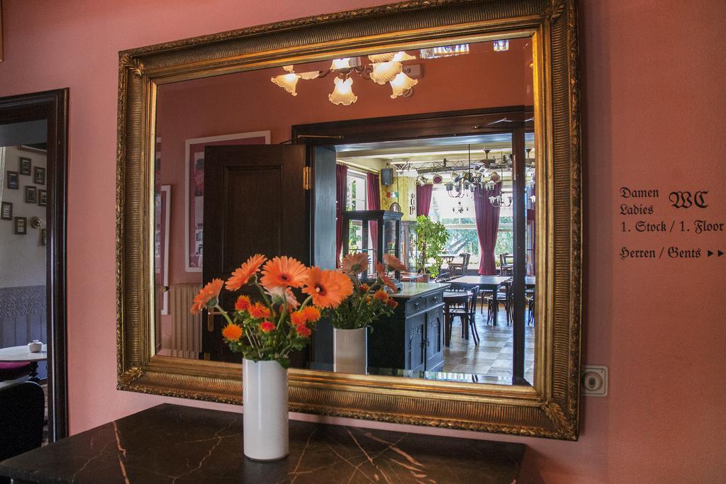 Hajo'S Germania Lodge & Irish Pub ฮูเดสไฮม์ แอม ไฮน์ ภายนอก รูปภาพ