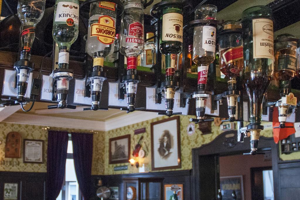 Hajo'S Germania Lodge & Irish Pub ฮูเดสไฮม์ แอม ไฮน์ ภายนอก รูปภาพ