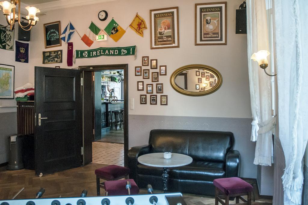 Hajo'S Germania Lodge & Irish Pub ฮูเดสไฮม์ แอม ไฮน์ ภายนอก รูปภาพ