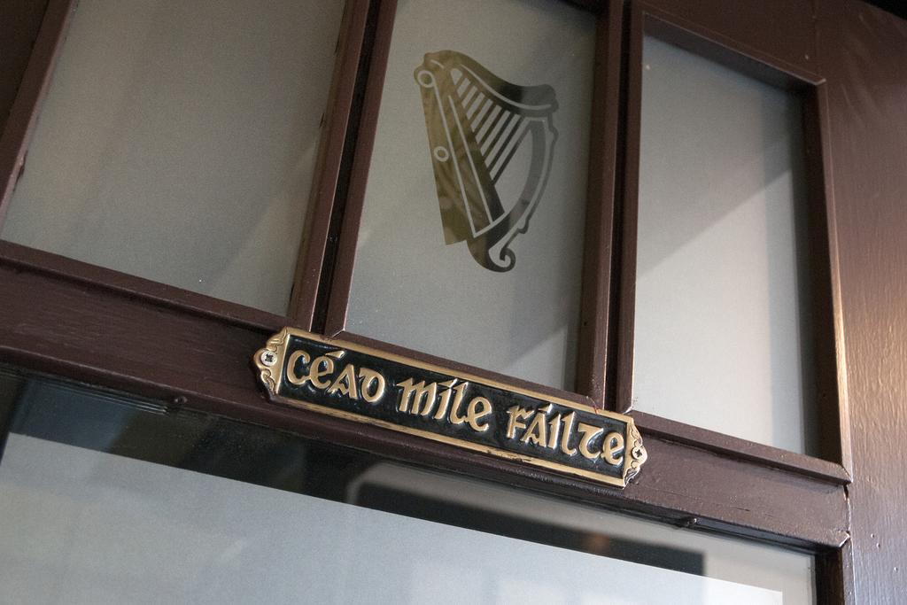 Hajo'S Germania Lodge & Irish Pub ฮูเดสไฮม์ แอม ไฮน์ ภายนอก รูปภาพ