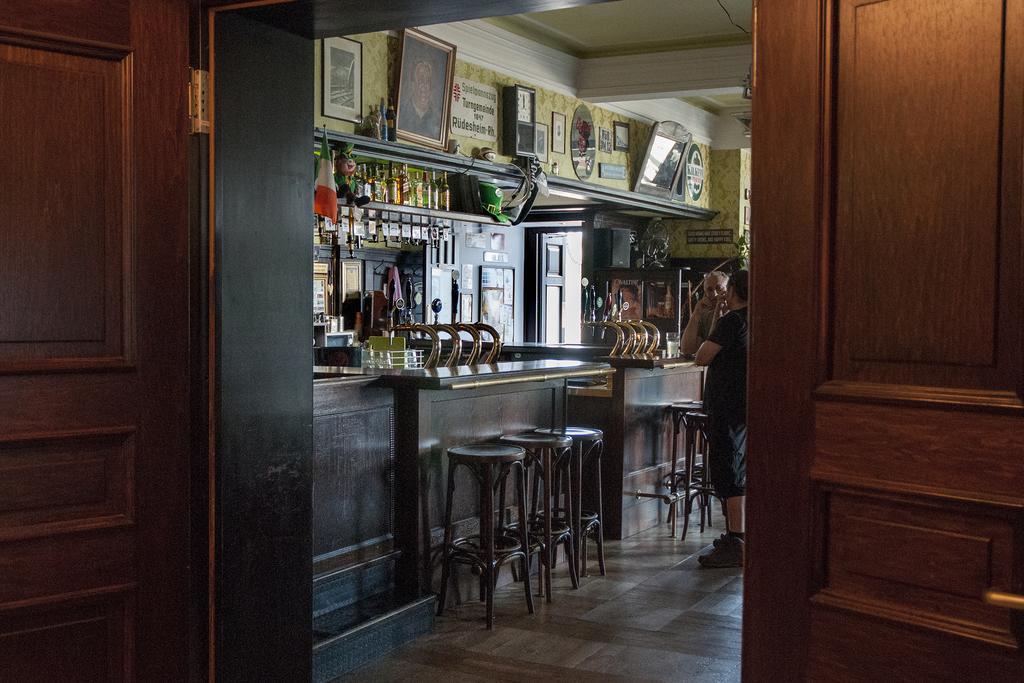 Hajo'S Germania Lodge & Irish Pub ฮูเดสไฮม์ แอม ไฮน์ ภายนอก รูปภาพ
