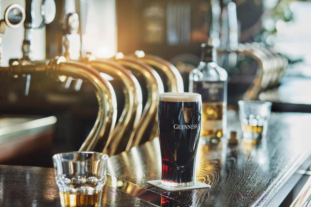 Hajo'S Germania Lodge & Irish Pub ฮูเดสไฮม์ แอม ไฮน์ ภายนอก รูปภาพ