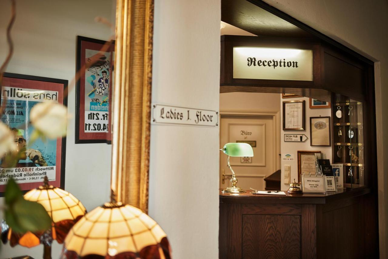 Hajo'S Germania Lodge & Irish Pub ฮูเดสไฮม์ แอม ไฮน์ ภายนอก รูปภาพ